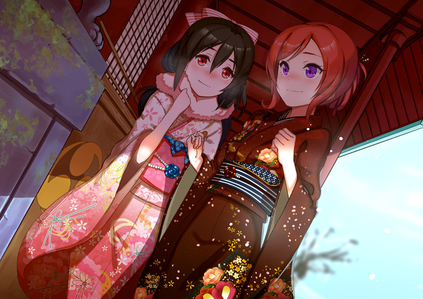2girls black_hair blush bow hair_bow hair_ornament holding_hands interlocked_fingers japanese_clothes kimono looking_at_another love_live!_school_idol_project multiple_girls nishikino_maki red_eyes redhead scarf smile violet_eyes wide_sleeves yazawa_nico zhanzheng_zi