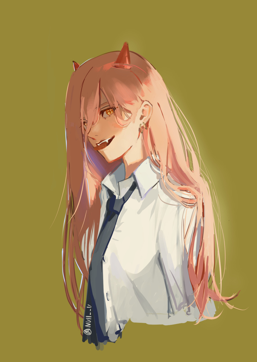 +_+ 1girl black_neckwear breasts chainsaw_man collared_shirt cropped_torso demon_horns dress_shirt earrings fangs green_background hair_between_eyes hair_over_one_eye highres horns jewelry korean_commentary long_hair looking_at_viewer necktie null_(skev7724) open_mouth pink_hair power_(chainsaw_man) shirt simple_background small_breasts smile smirk solo straight_hair tongue tongue_out twitter_username upper_body white_shirt wing_collar yellow_eyes