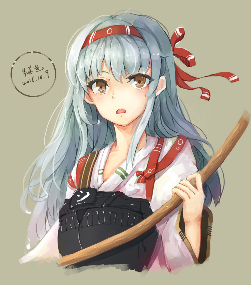 1girl 2015 absurdres artist_name bow_(weapon) brown_eyes d: dated grey_background hairband headband highres holding_weapon kantai_collection long_hair looking_at_viewer muneate open_mouth shoukaku_(kantai_collection) silver_hair simple_background solo tasuki upper_body weapon white_hair yang_zheng_yu