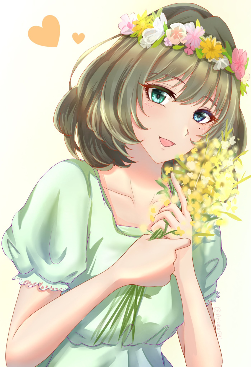 1girl :d bag blue_eyes bouquet collarbone dress eyebrows_visible_through_hair flower green_dress green_eyes green_hair hair_between_eyes heterochromia highres holding holding_bouquet idolmaster idolmaster_cinderella_girls looking_at_viewer medium_hair mole mole_under_eye nyome991 open_mouth shiny shiny_hair short_sleeves simple_background smile solo takagaki_kaede upper_body white_background yellow_flower