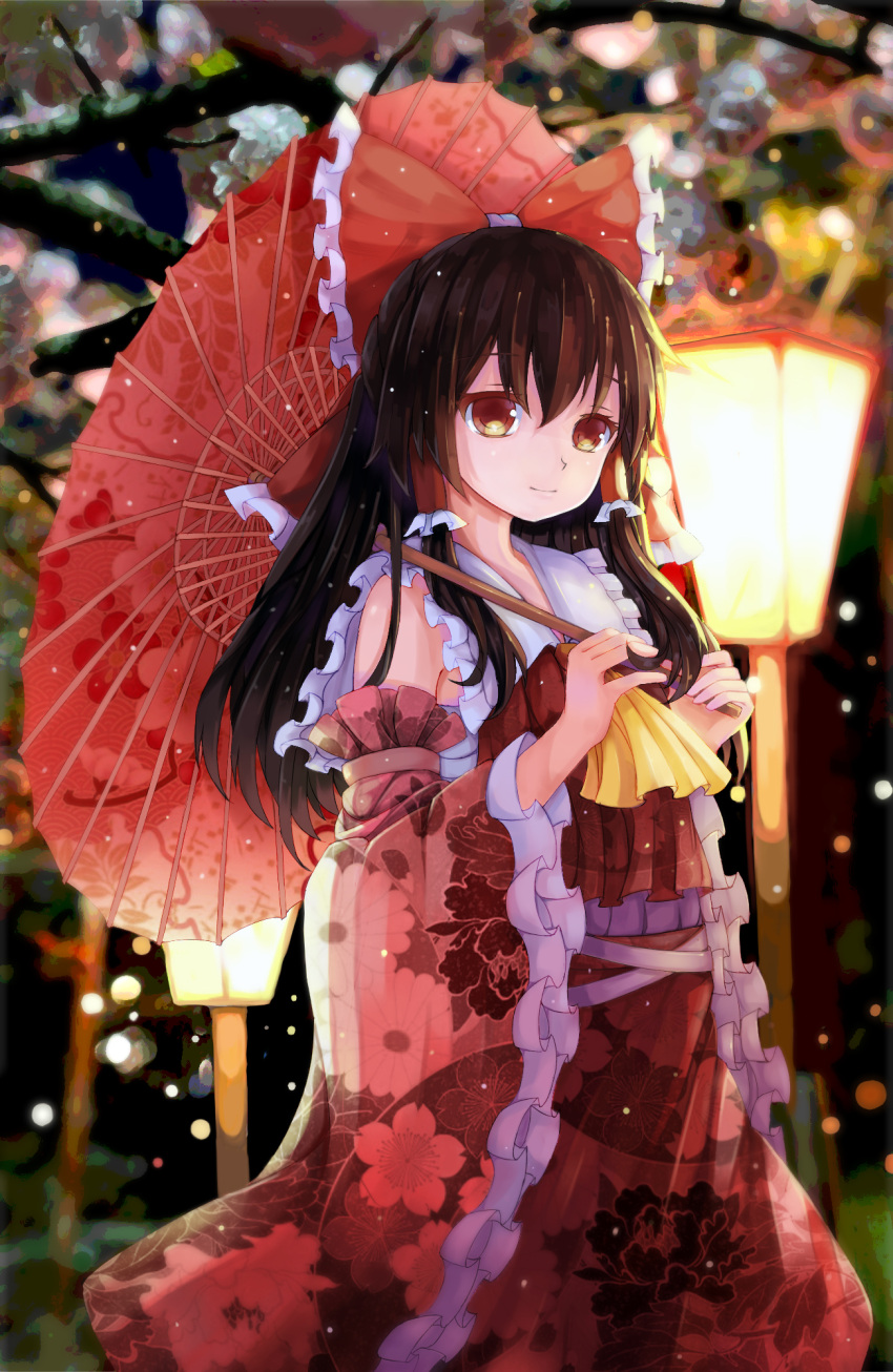 1girl black_hair bow brown_eyes dead_line detached_sleeves hair_bow hakurei_reimu highres japanese_clothes kimono lamppost light_smile long_hair looking_at_viewer miko parasol solo touhou umbrella wide_sleeves
