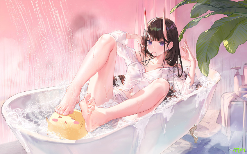 &gt;_&lt; 1girl artist_name atdan azur_lane bangs bare_legs barefoot bathtub bikini bikini_under_clothes black_bikini bottle breasts claw_foot_bathtub commentary earrings english_commentary eyebrows_visible_through_hair feet full_body hair_tie_in_mouth hands_up highres horns jewelry leaf long_hair long_sleeves looking_at_viewer manjuu_(azur_lane) medium_breasts mouth_hold navel noshiro_(azur_lane) noshiro_(cozy_enclave)_(azur_lane) off_shoulder official_alternate_costume oni_horns partially_submerged see-through shirt shorts soles solo string_bikini swimsuit toes violet_eyes water wet white_shirt white_shorts
