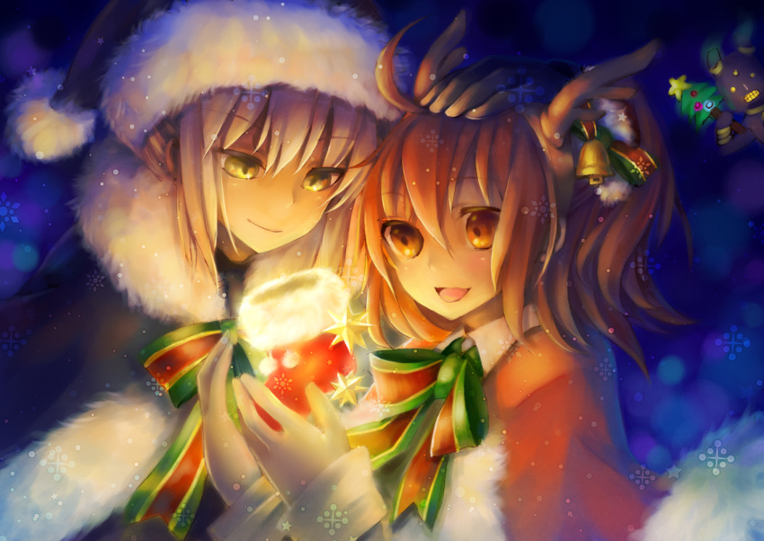 2girls :d ahoge alternate_costume antlers bangs black_santa_costume blonde_hair bow capelet christmas christmas_ornaments christmas_stocking christmas_tree fate/grand_order fate/stay_night fate_(series) female_protagonist_(fate/grand_order) fur_trim gloves glowing hair_between_eyes hairband hand_on_another's_head hat looking_down multiple_girls navel open_mouth orange_eyes orange_hair pom_pom_(clothes) reindeer_antlers ribbon saber saber_alter sakurako_(moutan) santa_costume santa_hat short_hair smile snowing star striped striped_ribbon yellow_eyes