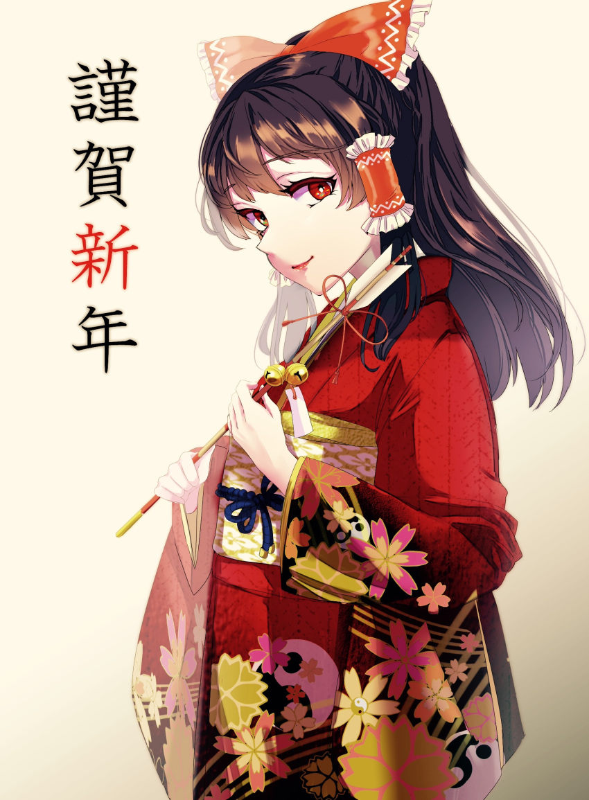 1girl absurdres alternate_costume arrow bangs beige_background bell black_hair bow closed_mouth floral_print frills furisode gradient gradient_background hair_bow hair_tubes hakurei_reimu hamaya highres japanese_clothes kimono long_hair looking_at_viewer new_year obi paper ponytail print_kimono red_bow red_lips red_ribbon ribbon rope sa_haru sash smile solo touhou upper_body yin_yang