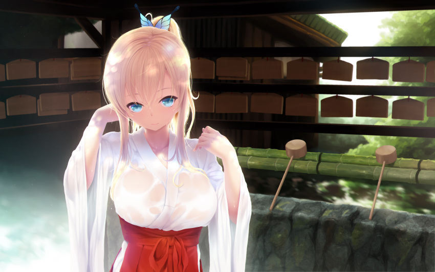 1girl alternate_costume architecture backlighting bamboo bangs blonde_hair blue_eyes blush boku_wa_tomodachi_ga_sukunai breasts building butterfly_hair_ornament cait collarbone dappled_sunlight dripping east_asian_architecture ema hair_ornament hakama hand_in_hair highres japanese_clothes kashiwazaki_sena large_breasts long_hair looking_at_viewer miko ponytail see-through sidelocks smile solo steam sunlight tree tree_shade upper_body water wet wet_clothes