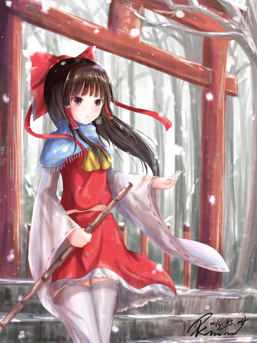 1girl alternate_eye_color ascot bamboo_broom bare_tree black_hair blush bow broom cowboy_shot dated detached_sleeves frilled_skirt frills hair_bow hair_tubes hakurei_reimu hand_up highres kinom_(sculpturesky) long_hair midriff open_hand parted_lips red_bow red_shirt red_skirt ribbon-trimmed_sleeves ribbon_trim scarf shirt signature skirt snow snowing solo stairs thigh-highs torii touhou tree violet_eyes white_legwear wide_sleeves wind zettai_ryouiki
