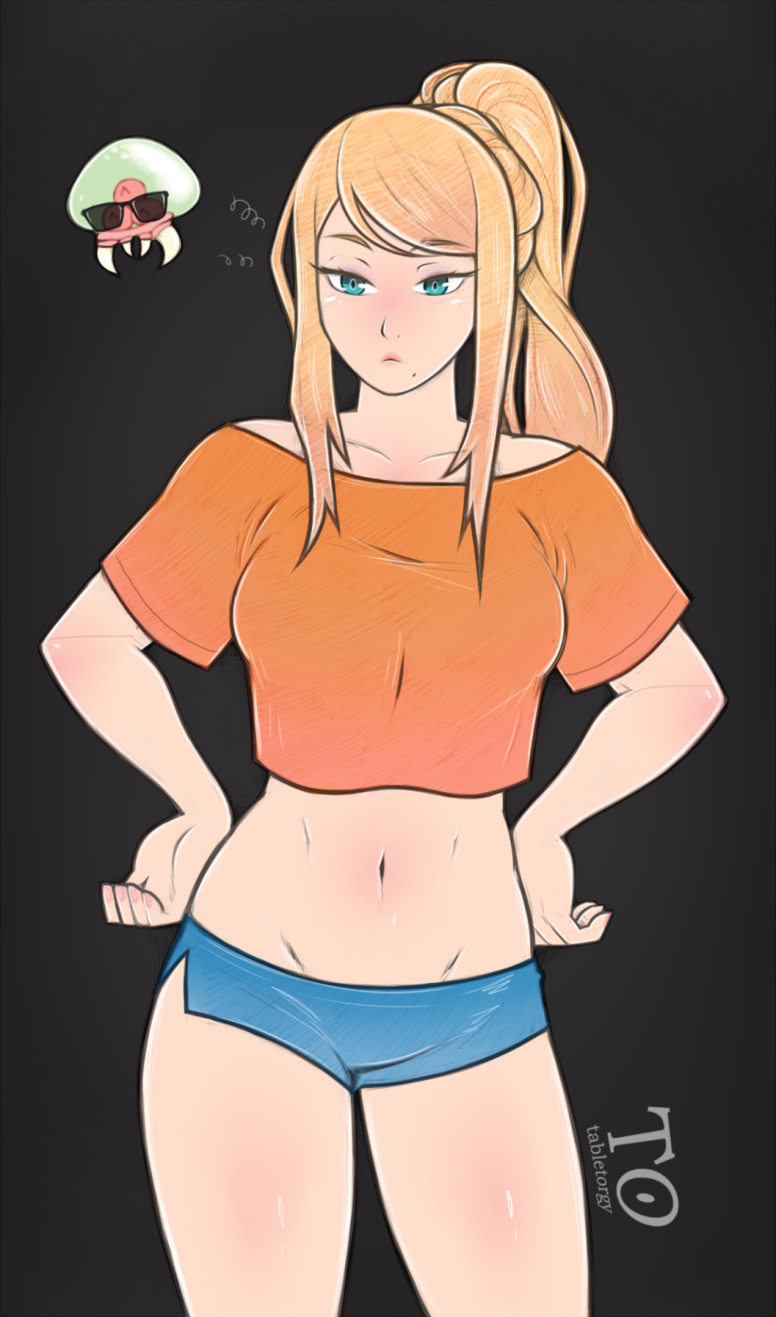 1girl antiheld blonde_hair blue_eyes breasts casual commentary cowboy_shot crop_top crop_top_overhang eyebrows eyebrows_visible_through_hair eyelashes eyeshadow grey_background hands_on_hips highres long_hair makeup medium_breasts metroid metroid_(creature) midriff mole mole_under_mouth navel off-shoulder_shirt ponytail samus_aran shiny shiny_skin shirt short_shorts shorts sidelocks solo sunglasses t-shirt taut_clothes taut_shirt