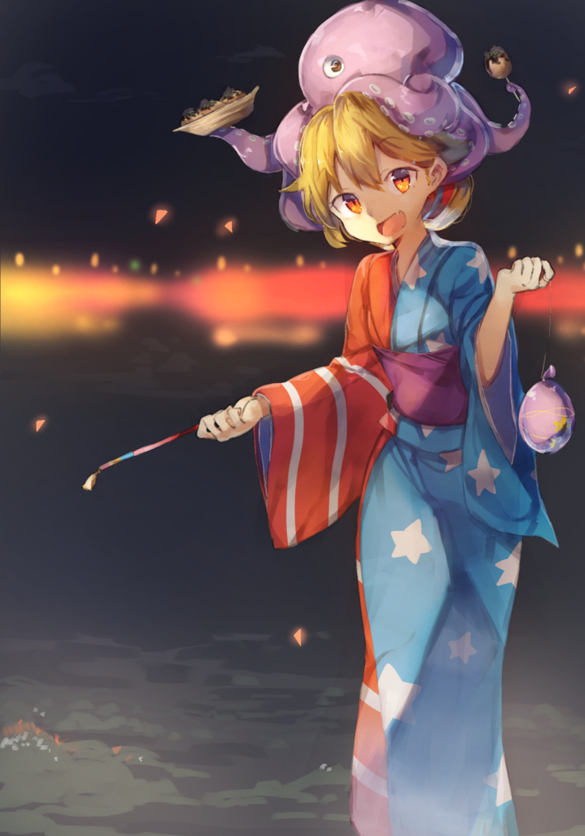 1girl adapted_costume american_flag animal animal_on_head bei_mochi blonde_hair clownpiece fang food gensou_ningyou_enbu head_tilt highres holding japanese_clothes kimono long_sleeves looking_at_viewer night obi octopus open_mouth orange_eyes outdoors revision sash smile solo standing star striped takoyaki touhou water_balloon wide_sleeves wrist_extended yukata