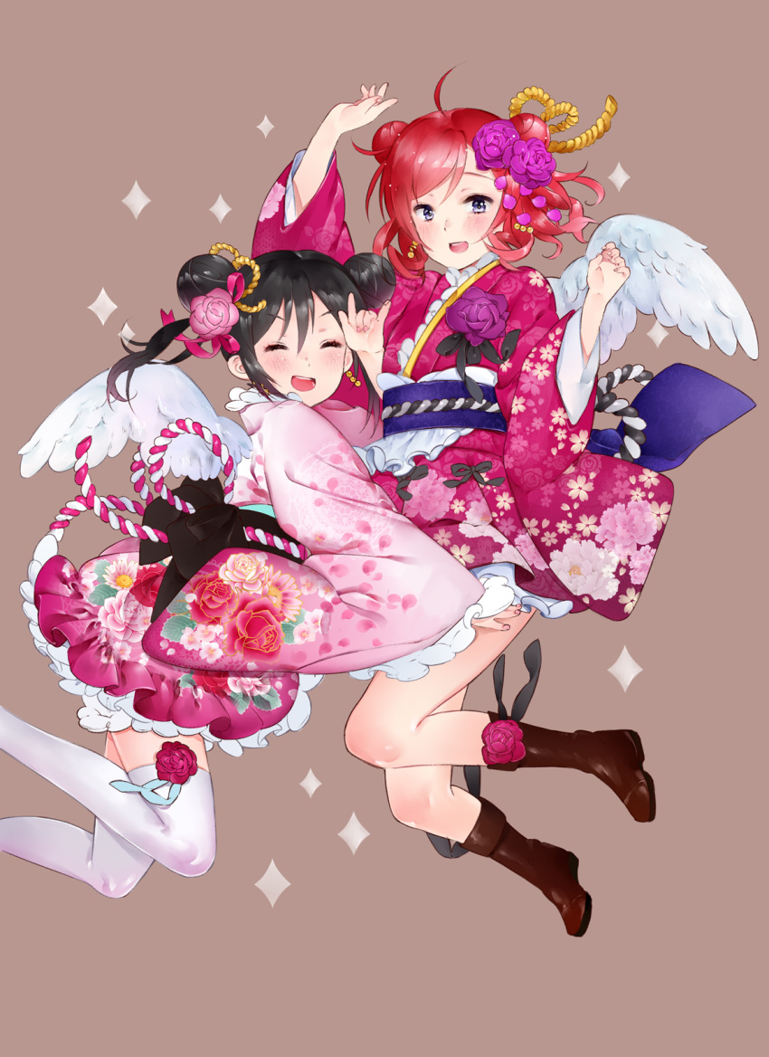 &gt;:d 2girls :d \m/ ^_^ alternate_hairstyle bangs black_hair blush boots brown_background brown_boots closed_eyes double_bun earrings floral_print flower furisode hair_flower hair_ornament highres japanese_clothes jewelry kanzashi kimono kimono_skirt love_live! love_live!_school_idol_project meme_(zuwaigani4) multiple_girls nishikino_maki obi open_mouth red_rose redhead rose sash simple_background smile sparkle swept_bangs thigh-highs violet_eyes white_legwear white_wings wings yazawa_nico