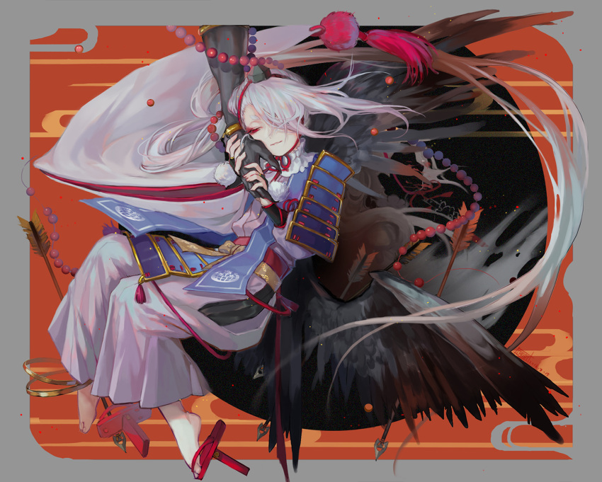 2boys arrow beads black_gloves bridal_gauntlets geta gloves guan_tang_baozi hair_over_one_eye hat highres ima-no-tsurugi iwatooshi japanese_clothes long_hair male_focus multiple_boys out_of_frame red_eyes smile tengu-geta tokin_hat touken_ranbu very_long_hair white_hair wings