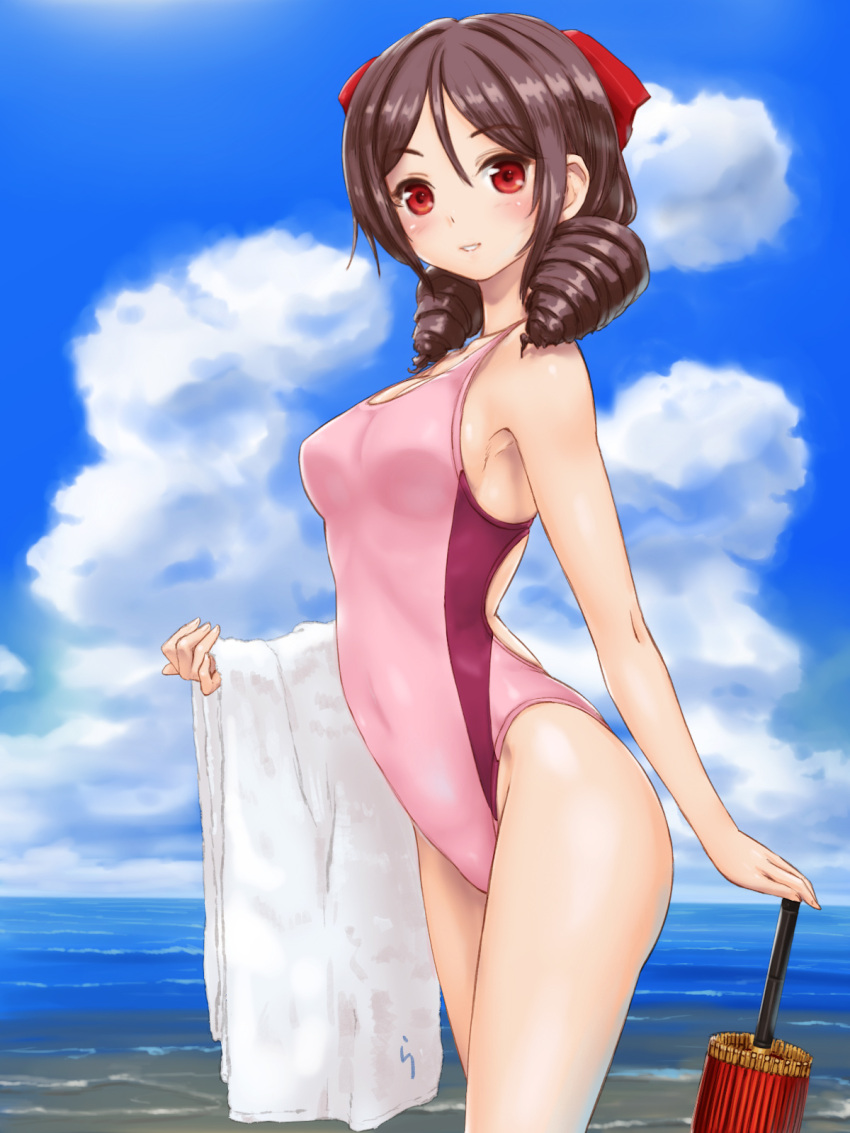 1girl alternate_costume arched_back bare_shoulders beach blue_sky blush bow breasts brown_hair closed_umbrella clouds cloudy_sky competition_swimsuit covered_navel drill_hair from_side hair_between_eyes hair_bow harukaze_(kantai_collection) highres kantai_collection long_hair looking_at_viewer medium_breasts ocean one-piece_swimsuit oriental_umbrella outdoors pink_swimsuit rasukaru red_bow red_eyes sky smile solo swimsuit thighs towel twin_drills umbrella water