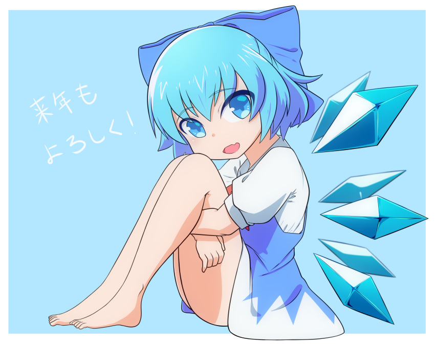 1girl bare_legs barefoot blue_background blue_bow blue_dress blue_eyes blue_hair bow cirno commentary_request dress eyebrows_visible_through_hair eyes_visible_through_hair fang feet hair_bow highres ice ice_wings leg_hug looking_at_viewer open_mouth puffy_short_sleeves puffy_sleeves red_neckwear shikabane_homura shirt short_hair short_sleeves simple_background sitting skin_fang smile solo toes touhou translated white_shirt wings