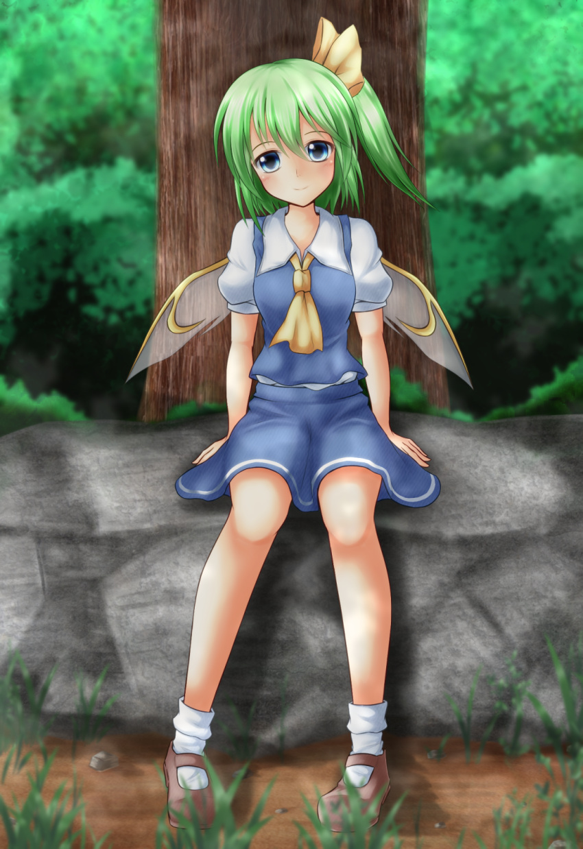 1girl against_tree ascot blue_eyes blurry bobby_socks daiyousei depth_of_field fairy_wings grass green_hair hair_ribbon head_tilt highres looking_at_viewer mary_janes nogiguchi pebble ribbon shoes short_hair side_ponytail sitting sitting_on_rock skirt skirt_set smile socks solo touhou tree wings