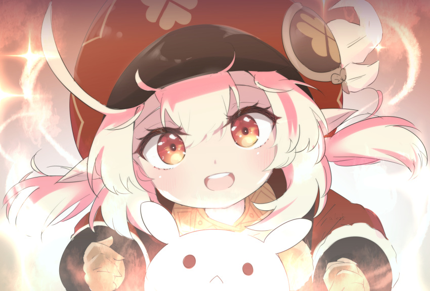 1girl :d ahoge backpack bag bangs brown_gloves brown_scarf cabbie_hat close-up clover_print coat commentary_request eyebrows_visible_through_hair genshin_impact gloves hair_between_eyes hat hat_feather hat_ornament jumpy_dumpty klee_(genshin_impact) long_hair long_sleeves looking_at_viewer open_mouth red_coat red_headwear scarf sidelocks smile solo yu1