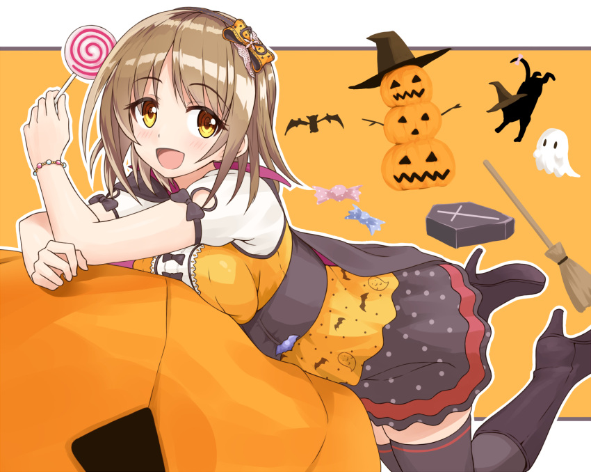 1girl black_legwear bracelet brown_hair candy check_commentary commentary_request eyebrows eyebrows_visible_through_hair hair_ornament halloween_costume hat high_heels highres idolmaster idolmaster_cinderella_girls idolmaster_cinderella_girls_starlight_stage jewelry lollipop looking_at_viewer mimura_kanako open_mouth shunichi smile solo thigh-highs witch_hat yellow_eyes