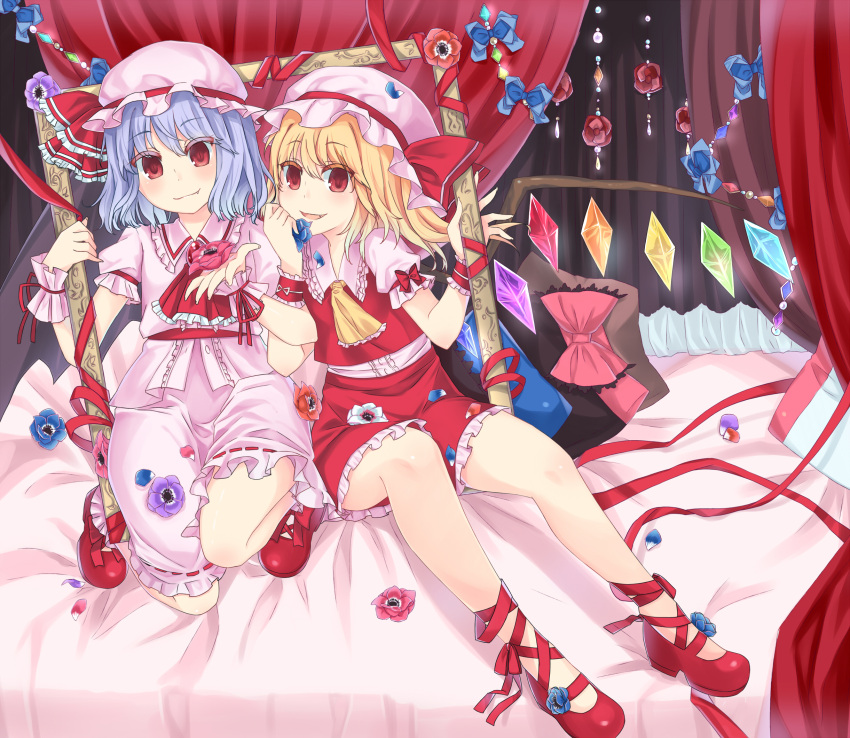 2girls ascot bed_sheet blonde_hair bow colored_eyelashes commentary_request curtains fang flandre_scarlet flower hat haya_taro_pochi highres lavender_hair looking_at_viewer mob_cap multiple_girls picture_frame pink_skirt red_eyes red_shoes red_skirt remilia_scarlet ribbon shoes short_sleeves skirt skirt_set slit_pupils touhou wings wrist_cuffs