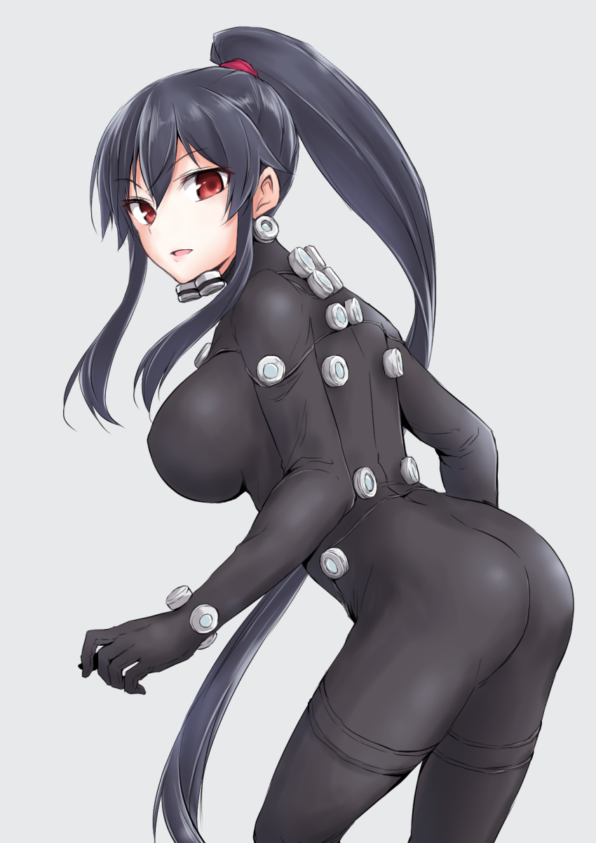 1girl back bangs black_bodysuit black_hair bodysuit breasts cosplay eyebrows eyebrows_visible_through_hair from_behind gantz gantz_suit grey_background highres kantai_collection kodera_ju large_breasts leaning_forward long_hair looking_at_viewer looking_back ponytail red_eyes simple_background solo thigh_strap very_long_hair yahagi_(kantai_collection)