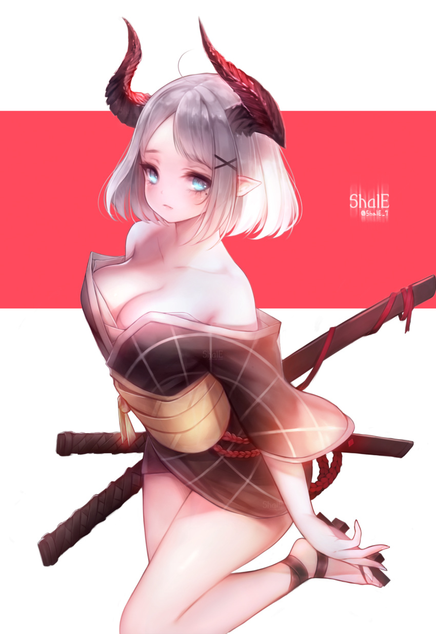1girl ahoge artist_name bangs bare_shoulders blue_eyes blush breasts cleavage closed_mouth collarbone grey_hair hair_ornament highres horns japanese_clothes kimono kimono_skirt leg_up looking_at_viewer obi off_shoulder original pointy_ears sandals sash shale sheath sheathed short_hair silver_hair solo swept_bangs sword twitter_username weapon white_background x_hair_ornament
