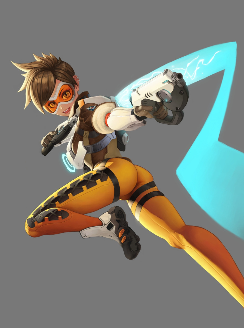 1girl ass bodysuit bomber_jacket breasts brown_eyes brown_hair dual_wielding gloves goggles grey_background gun handgun highres jacket looking_at_viewer looking_back open_mouth overwatch pose short_hair simple_background smile solo spiky_hair tracer_(overwatch) weapon yamaneko_(tkdrumsco)