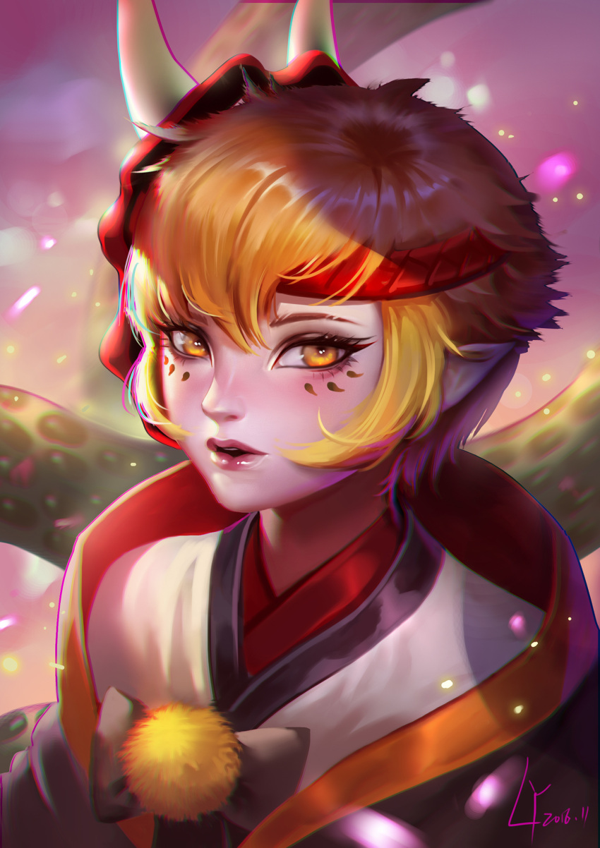 1boy bangs blonde_hair eyelashes facial_mark headband highres japanese_clothes lian_yao light_particles lips looking_at_viewer male_focus mask mask_on_head oni_mask onmyoji parted_lips pointy_ears pom_pom_(clothes) portrait prajna_(onmyoji) signature solo yellow_eyes