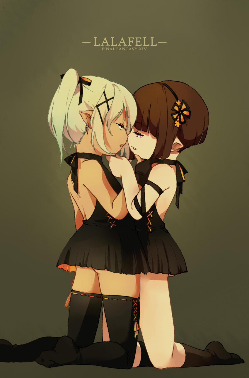 2girls backless bare_back blonde_hair brown_hair dark_skin dress earrings eye_contact face-to-face fermium.ice final_fantasy final_fantasy_xiv green_eyes hairband highres incipient_kiss jewelry kneehighs kneeling lalafell long_hair looking_at_another multiple_girls pointy_ears ribbon short_dress short_hair simple_background smile thigh-highs twintails violet_eyes yuri zettai_ryouiki