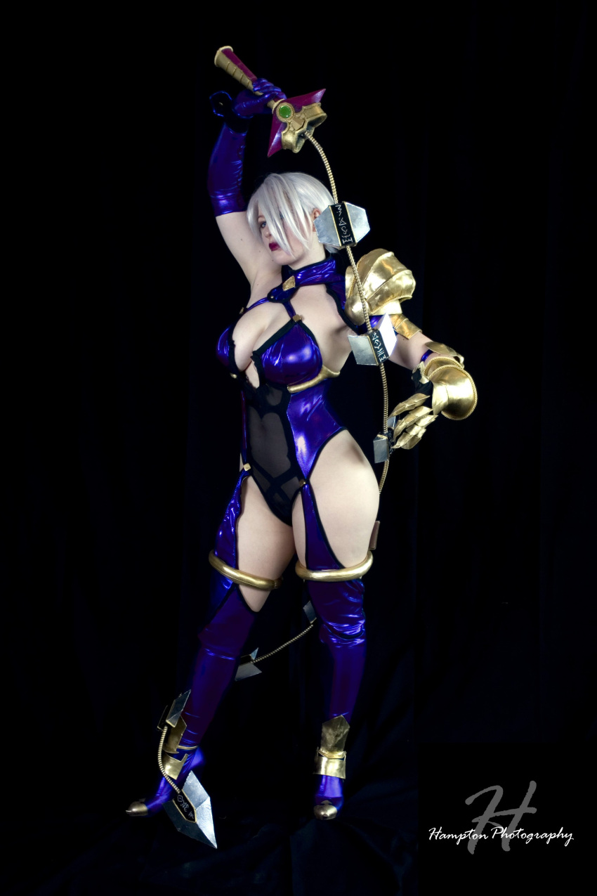 1girl absurdres armor bellechere blue_eyes breasts claws cleavage cosplay gloves hair_over_one_eye highres isabella_valentine isabella_valentine_(cosplay) large_breasts photo short_hair skin_tight solo soul_calibur soulcalibur soulcalibur_ii white_hair