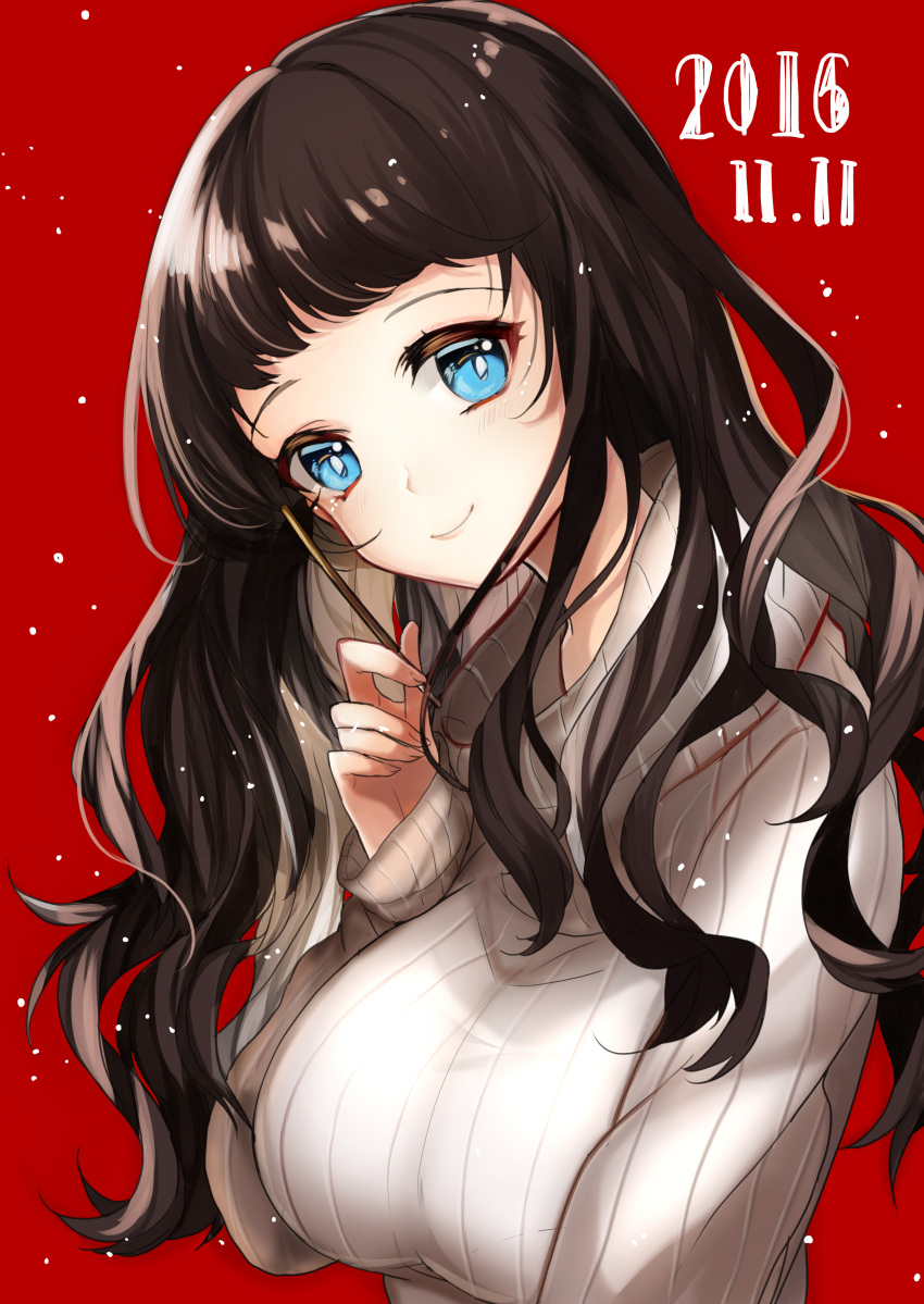1girl absurdres bangs black_hair blue_eyes blush breasts commentary dated food highres holding holding_food large_breasts long_hair looking_at_viewer original pocky pocky_day red_background ribbed_sweater simple_background sleeves_past_wrists smile snow sogawa66 solo sweater turtleneck wavy_hair white_sweater