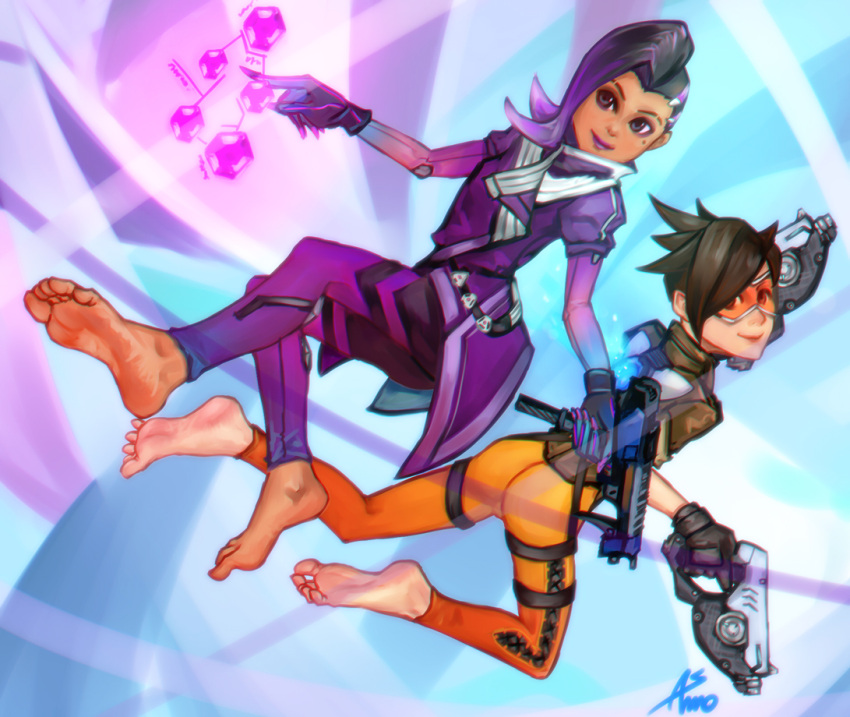 2girls asmo_deus ass asymmetrical_hair barefoot black_hair bodysuit bomber_jacket brown_eyes coat dark_skin feet gloves goggles gradient_hair gun high_collar holographic_interface jacket lips lipstick long_hair makeup mole mole_under_eye multicolored_hair multiple_girls orange_bodysuit overwatch pants purple_hair short_hair smile soles sombra_(overwatch) spiky_hair toes tracer_(overwatch) two-tone_hair violet_eyes weapon