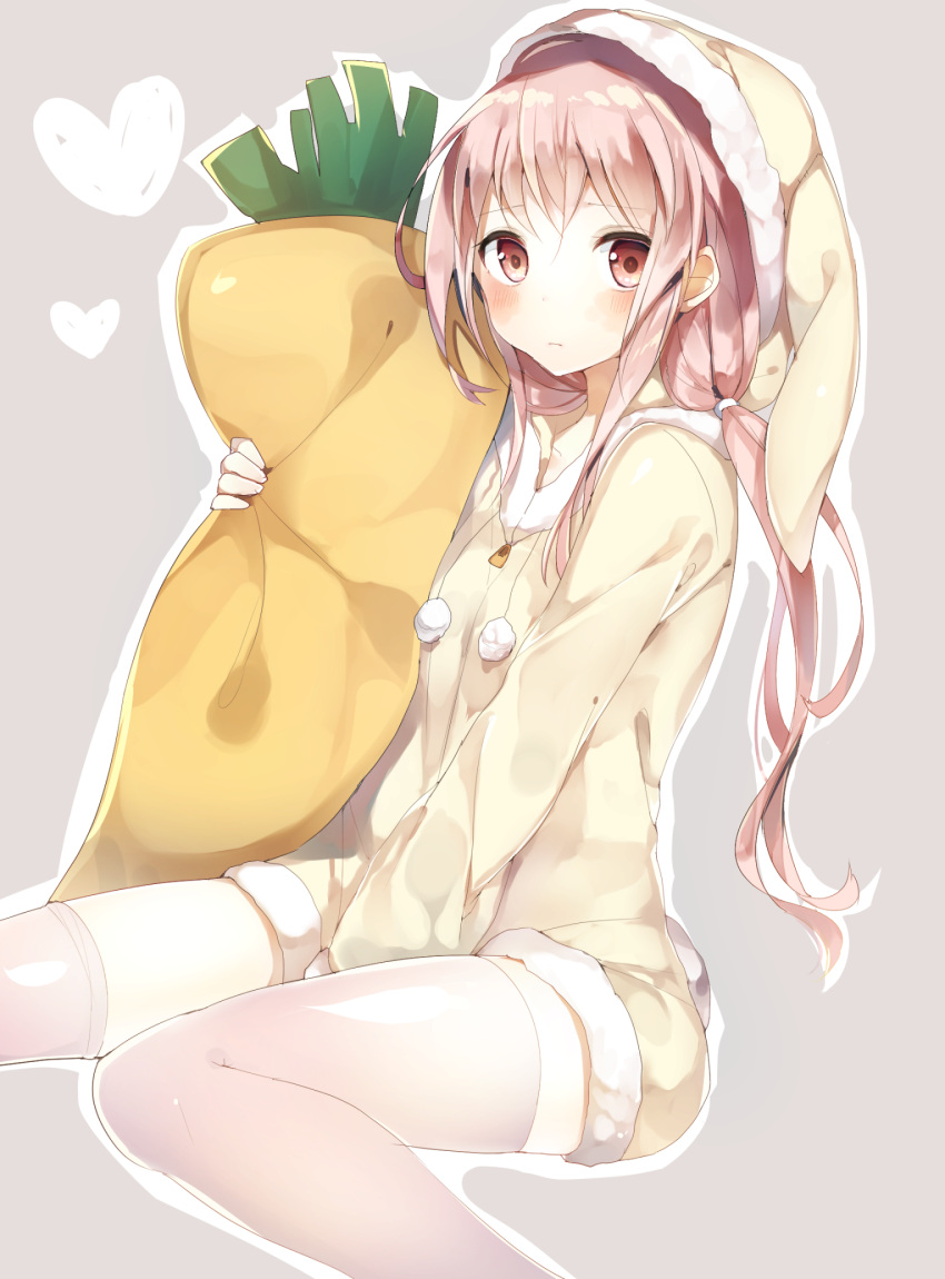 1girl bangs between_legs blush brown_eyes carrot carrot_pillow eyebrows_visible_through_hair grey_background hand_between_legs hat heart highres long_hair looking_at_viewer mismatched_legwear nightcap nightgown niito object_hug original pillow pink_hair pom_pom_(clothes) sitting solo thigh-highs white_legwear