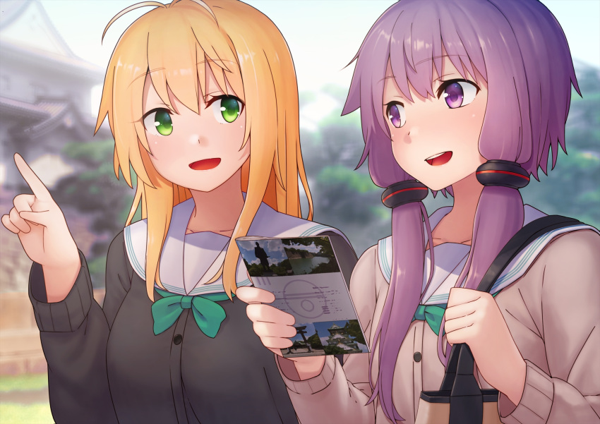 2girls ahoge bangs blonde_hair bow bowtie cardigan collarbone dacchi day eye_contact eyebrows_visible_through_hair green_bow green_bowtie green_eyes highres holding_bag holding_strap long_hair looking_at_another low_twintails multiple_girls open_mouth outdoors pointing pointing_forward purple_hair school_uniform serafuku smile teeth tsurumaki_maki twintails violet_eyes vocaloid voiceroid yuzuki_yukari