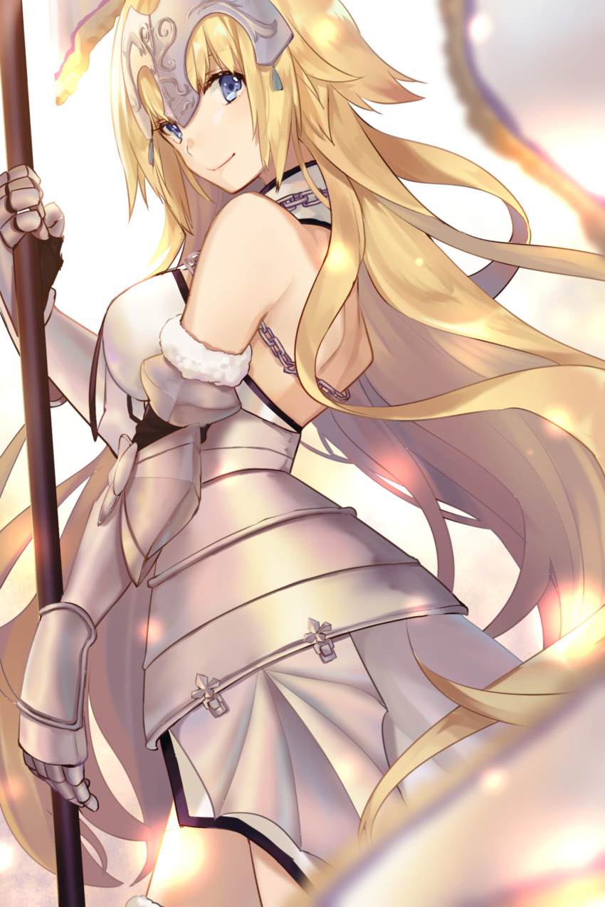 1girl backlighting bangs bare_shoulders black_gloves blonde_hair blue_eyes blurry breasts chains depth_of_field elbow_gloves fate/apocrypha fate/grand_order fate_(series) faulds from_side fur-trimmed_gloves gauntlets gloves headpiece highres hino_hinako holding holding_flag large_breasts long_hair looking_at_viewer looking_back ruler_(fate/apocrypha) smile solo very_long_hair