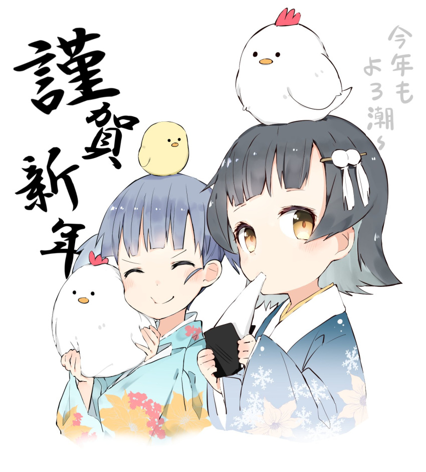 &gt;:) 2girls arare_(kantai_collection) bird black_hair blue_hair blush chick chicken closed_eyes commentary_request eating highres japanese_clothes kantai_collection kimono light_brown_eyes looking_at_viewer multiple_girls ooshio_(kantai_collection) ooyama_imo solid_circle_eyes translation_request upper_body white_background yukata