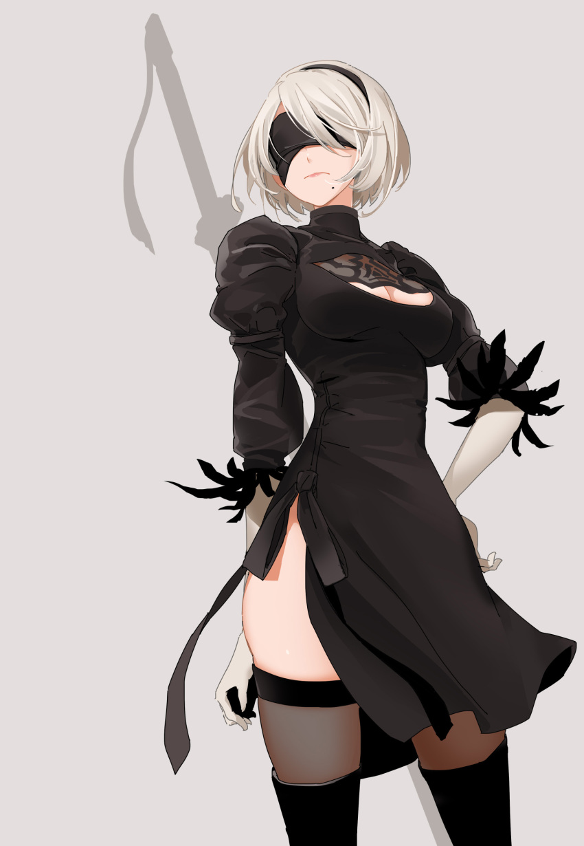 1girl android arm_at_side black_boots black_dress black_hairband black_legwear black_ribbon blindfold boots breasts cleavage cleavage_cutout closed_mouth covered_eyes cowboy_shot dress gloves grey_background hairband hand_on_hip highres juliet_sleeves legs_apart long_sleeves medium_breasts mole mole_under_mouth nier_(series) nier_automata puffy_sleeves ribbon sakura_sora short_hair side_slit silver_hair simple_background solo sword thigh-highs thigh_boots turtleneck vambraces weapon weapon_on_back yorha_unit_no._2_type_b