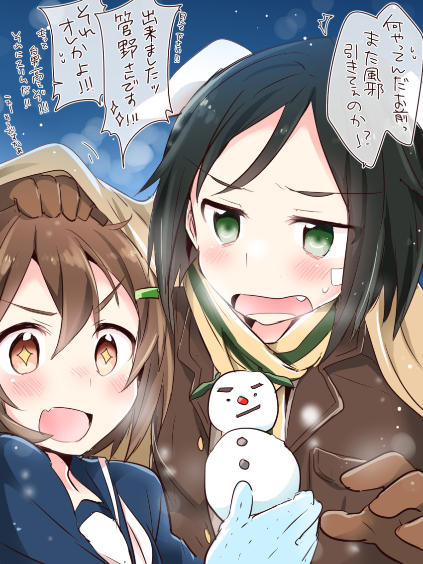 !? &gt;:d 2girls :d animal_ears black_hair blanket blue_gloves blush brave_witches brown_coat brown_eyes brown_gloves brown_hair buttons coat commentary dog_ears eyebrows_visible_through_hair fang gloves green_eyes hair_ornament hairclip hand_on_another's_head highres kanno_naoe karibuchi_hikari military military_uniform multiple_girls open_mouth scarf short_hair smile snowing snowman sparkling_eyes sweatdrop uniform world_witches_series yasaka_shuu