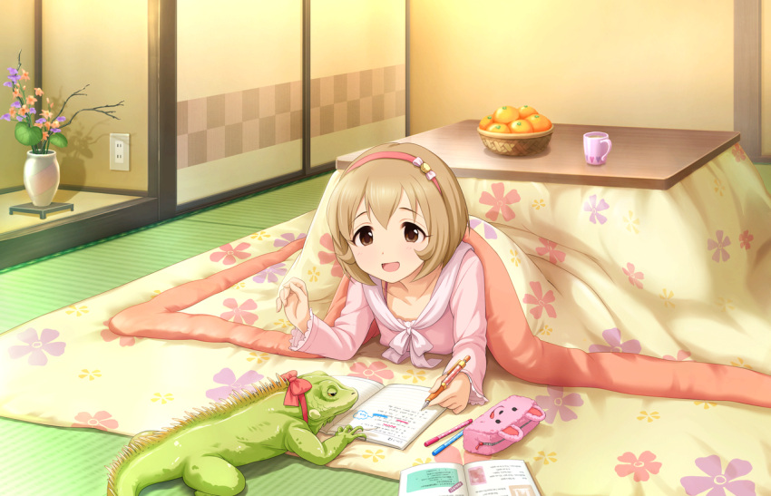 1girl :d arm_up bangs basket blush bob_cut book bow brown_eyes brown_hair checkered_wall collarbone cup dot_nose electric_socket eyebrows_visible_through_hair eyelashes floral_print food fruit hairband holding holding_pencil hyou-kun idolmaster idolmaster_cinderella_girls idolmaster_cinderella_girls_starlight_stage iguana_(animal) indoors koga_koharu kotatsu long_sleeves looking_at_viewer lying mandarin_orange mechanical_pencil mug notebook official_art on_stomach open_book open_mouth parted_bangs pencil pencil_case pink_bow plant potted_plant raised_eyebrows red_bow short_hair smile table tatami under_kotatsu under_table writing