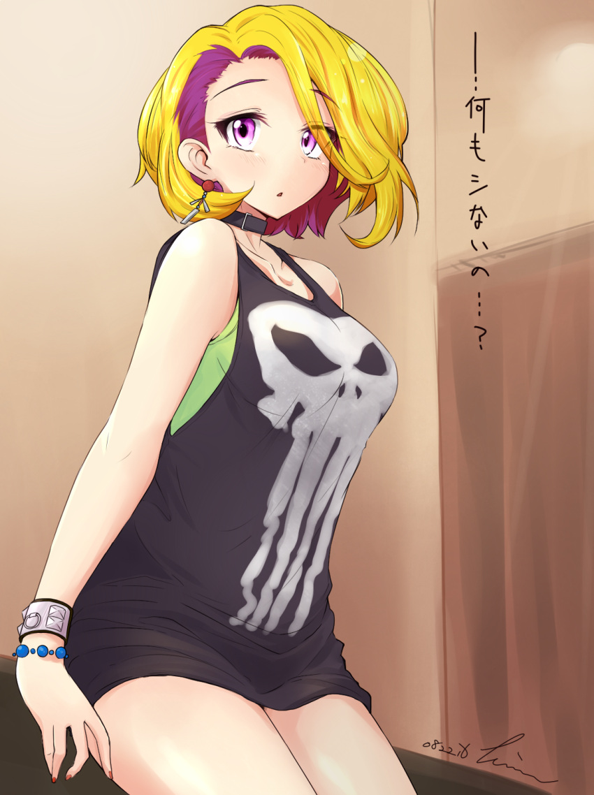1girl artist_name blonde_hair breasts choker collarbone cowboy_shot dated earrings echizen_murasaki green_shirt highres indoors jewelry kuroinu_momotarou large_breasts leaning_on_object nail_polish pink_eyes red_nails shirt short_hair signature skull_print sleeveless solo tank_top thighs tokyo_7th_sisters translation_request wristband