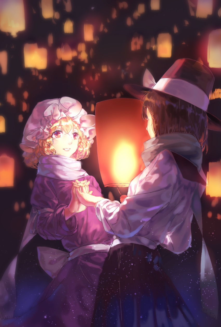 2girls blonde_hair bow chun_lanlanlan dark eye_contact hand_holding hat highres interlocked_fingers lantern light_particles long_hair looking_at_another maribel_hearn mob_cap multiple_girls paper_lantern scarf smile touhou usami_renko violet_eyes