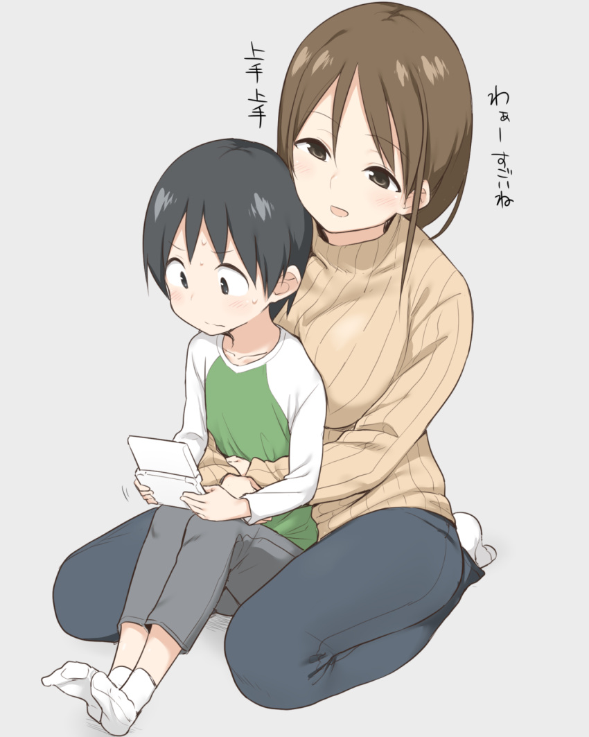 1boy 1girl age_difference black_eyes black_hair blush breast_press breasts brown_eyes brown_hair embarrassed grey_background handheld_game_console highres hug hug_from_behind migchip nintendo_3ds original ribbed_sweater short_hair simple_background sitting smile socks sweat sweater translation_request turtleneck turtleneck_sweater wariza