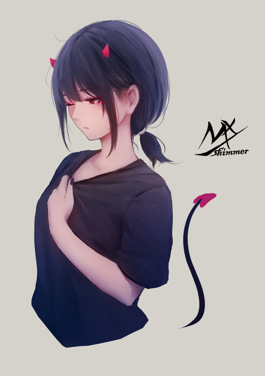 1girl artist_name bangs black_hair black_shirt closed_mouth collarbone cropped_torso demon_girl demon_horns demon_tail detached_tail eyebrows_visible_through_hair frown grey_background hair_between_eyes hand_on_own_chest highres horns low_ponytail one_eye_closed original red_eyes red_horns red_nails shimmer shirt short_hair short_ponytail short_sleeves sidelocks simple_background tail tail_raised upper_body