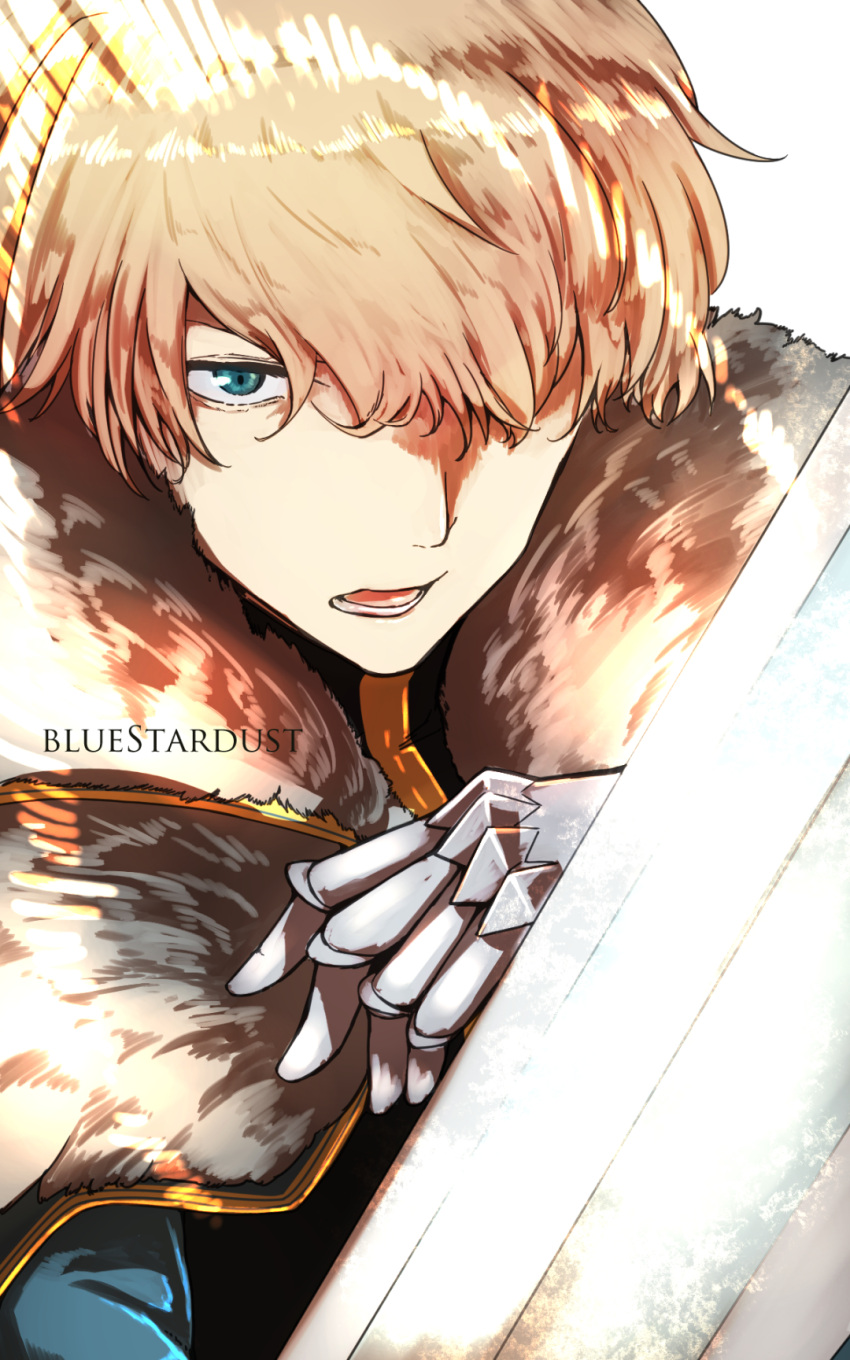1boy armor artist_name blonde_hair cape fate/extra fate_(series) fighting_stance fur-trimmed_cape fur_trim gauntlets gawain_(fate/extra) green_eyes hair_over_one_eye highres holding holding_sword holding_weapon kojima_(blue_stardust) male_focus simple_background solo sword weapon white_background