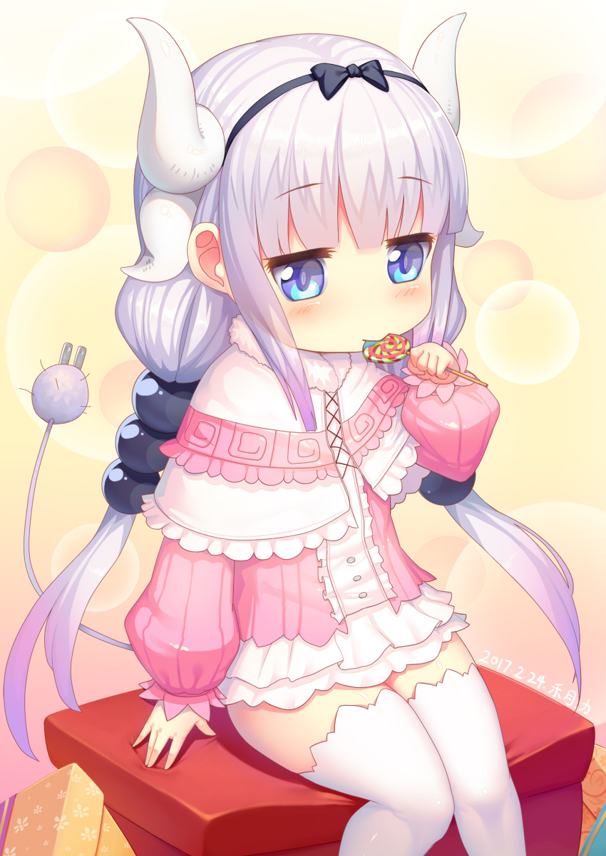 1girl 2017 absurdres arm_at_side artist_name bangs beads black_bow black_hairband blouse blue_eyes blunt_bangs blush bow box buttons candy capelet center_frills cowboy_shot cross-laced_clothes dated dragon_girl dragon_horns dress eating electric_plug eyebrows_visible_through_hair food frilled_capelet frilled_skirt frills fur_trim gothic_lolita gradient gradient_hair hair_beads hair_bow hair_ornament hairband hand_up highres holding holding_food horns jitome kanna_kamui kobayashi-san_chi_no_maidragon lavender_hair legs_together lolita_fashion lollipop long_hair long_sleeves looking_down low_twintails microdress multicolored_hair purple_hair shiny shiny_clothes shiny_skin sitting skirt solo swirl_lollipop tail thigh-highs ttheyue twintails white_hair white_legwear