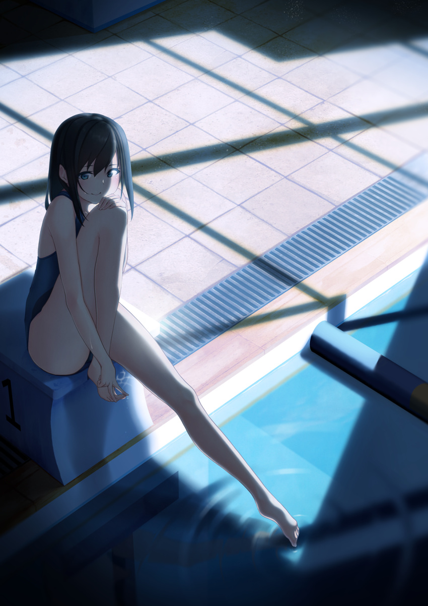 1girl bangs barefoot black_hair blue_eyes blue_swimsuit closed_mouth competition_school_swimsuit competition_swimsuit eyebrows_visible_through_hair hair_between_eyes hand_on_own_knee hands_on_feet highres knee_up long_legs looking_at_viewer moe2017 one-piece_swimsuit original outstretched_leg plantar_flexion pool poolside ripples sakurame_(hitomebore) school_swimsuit shade short_hair sidelocks sitting smile solo swept_bangs swimsuit window_shade