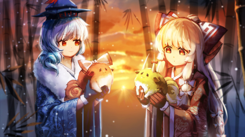 2girls :3 alternate_costume alternate_hair_length alternate_hairstyle animal_print bamboo bamboo_forest bamboo_print bangs beige_hair bird_print blue_gloves blue_hair blue_kimono bow clouds ex-keine forest fujiwara_no_mokou fur_trim gloves hair_bow hat highres hijiwryyyyy holding horn_bow japanese_clothes kamishirasawa_keine kimono long_hair long_ponytail long_sleeves looking_at_another looking_down multicolored_hair multiple_girls nature orange_eyes orange_sky red_eyes red_gloves red_kimono reflective_eyes sidelocks silhouette sky smile snowing sukusuku_hakutaku sun sunburst sunlight sunset touhou two-tone_hair upper_body very_long_hair white_hair wide_sleeves winter