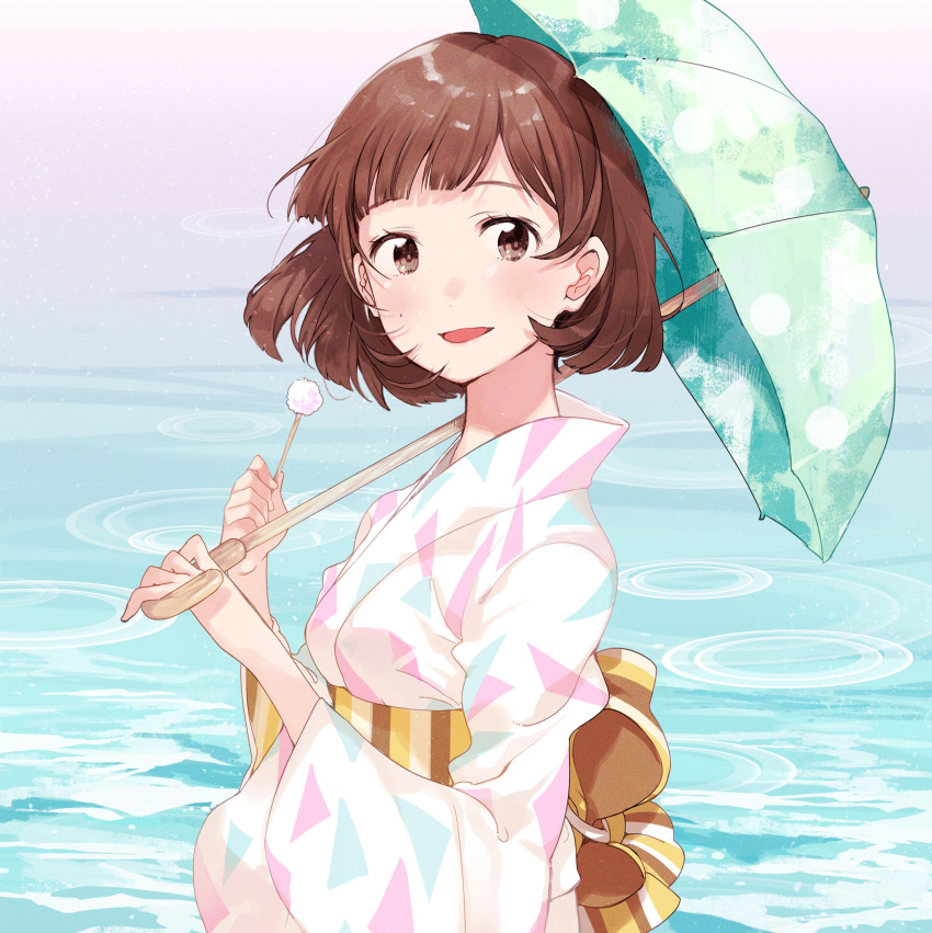 1girl absurdres blush brown_eyes brown_hair day fly_333 green_umbrella grin happy highres holding holding_umbrella japanese_clothes kimono long_sleeves looking_to_the_side misato_(seseragi_shoujo) mole mole_under_eye parasol ripples sash seseragi_shoujo shiny shiny_hair smile solo umbrella water white_kimono wide_sleeves