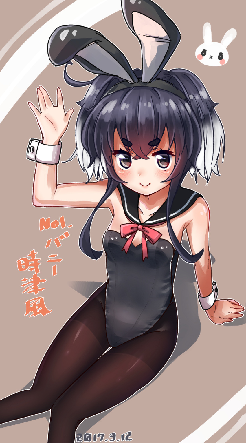&gt;:) 1girl alternate_costume animal_ears arm_up bare_shoulders beige_background black_hair black_hairband black_leotard blush bow bowtie breasts brown_eyes brown_legwear bunny_girl bunnysuit closed_mouth collarbone detached_sleeves fake_animal_ears hairband highres kantai_collection knees_together_feet_apart leotard looking_at_viewer multicolored_hair rabbit_ears red_bow red_bowtie sailor_collar short_sleeves sidelocks simple_background sitting small_breasts smile solo strapless strapless_leotard streaked_hair thigh_gap tokitsukaze_(kantai_collection) translation_request white_hair wrist_cuffs yufuissei0702