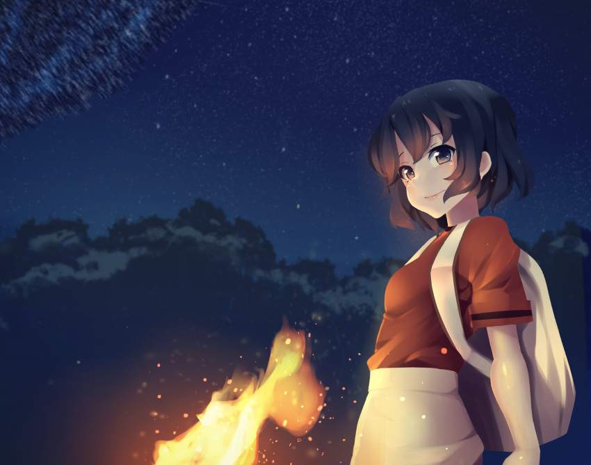 1girl backpack bag bangs black_cerulean_(kemono_friends) black_hair bonkiru brown_eyes closed_mouth commentary fire from_side highres kaban kemono_friends looking_at_viewer night outdoors red_shirt shirt short_hair solo spoilers torch upper_body wavy_hair