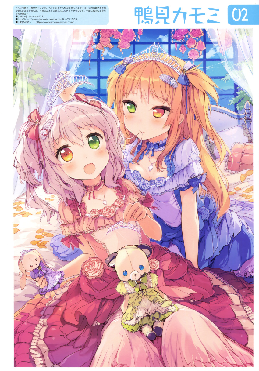 2girls :d absurdres arm_support bed blonde_hair blue_bow blue_dress bow breasts camomi choker cleavage diadem dress eyebrows_visible_through_hair green_eyes hair_bow hair_in_mouth hariclip heterochromia highres holding huge_filesize jewelry long_hair medium_breasts multiple_girls necklace open_mouth orange_eyes original pink_bow red_dress short_dress smile transparent two_side_up window