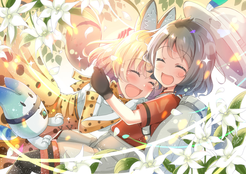animal_ears backpack bag black_gloves black_hair bucket_hat closed_eyes commentary_request flower gloves hair_between_eyes hat hat_feather kaban kemono_friends lucky_beast_(kemono_friends) multiple_girls open_mouth quin_(himegata_alice) red_shirt robot serval_(kemono_friends) serval_ears shirt short_hair shorts wavy_hair