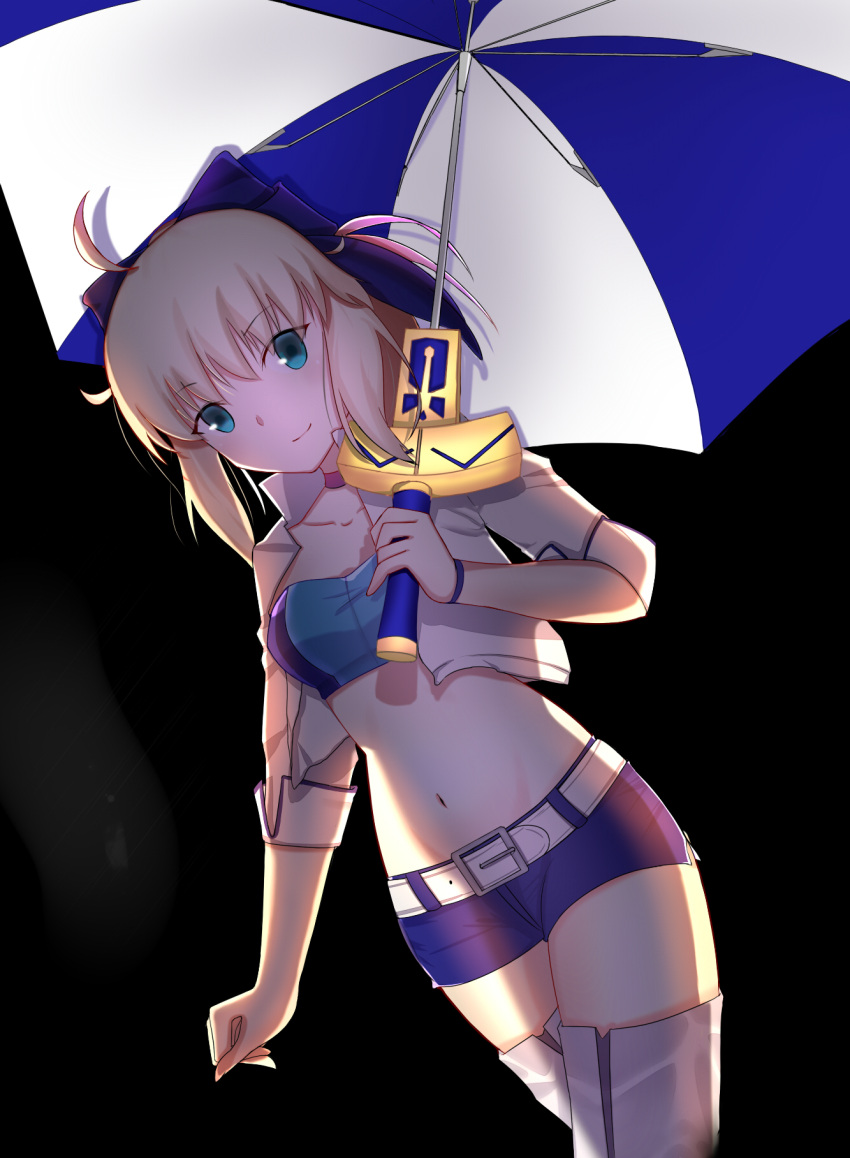1girl ahoge alternate_costume bandeau black_background blonde_hair blue_ribbon cropped_jacket fate/grand_order fate_(series) green_eyes groin hair_ribbon highres looking_at_viewer midriff ponytail racequeen ribbon saber short_shorts shorts smile solo thigh-highs thighs type-moon umbrella xue_fengzi