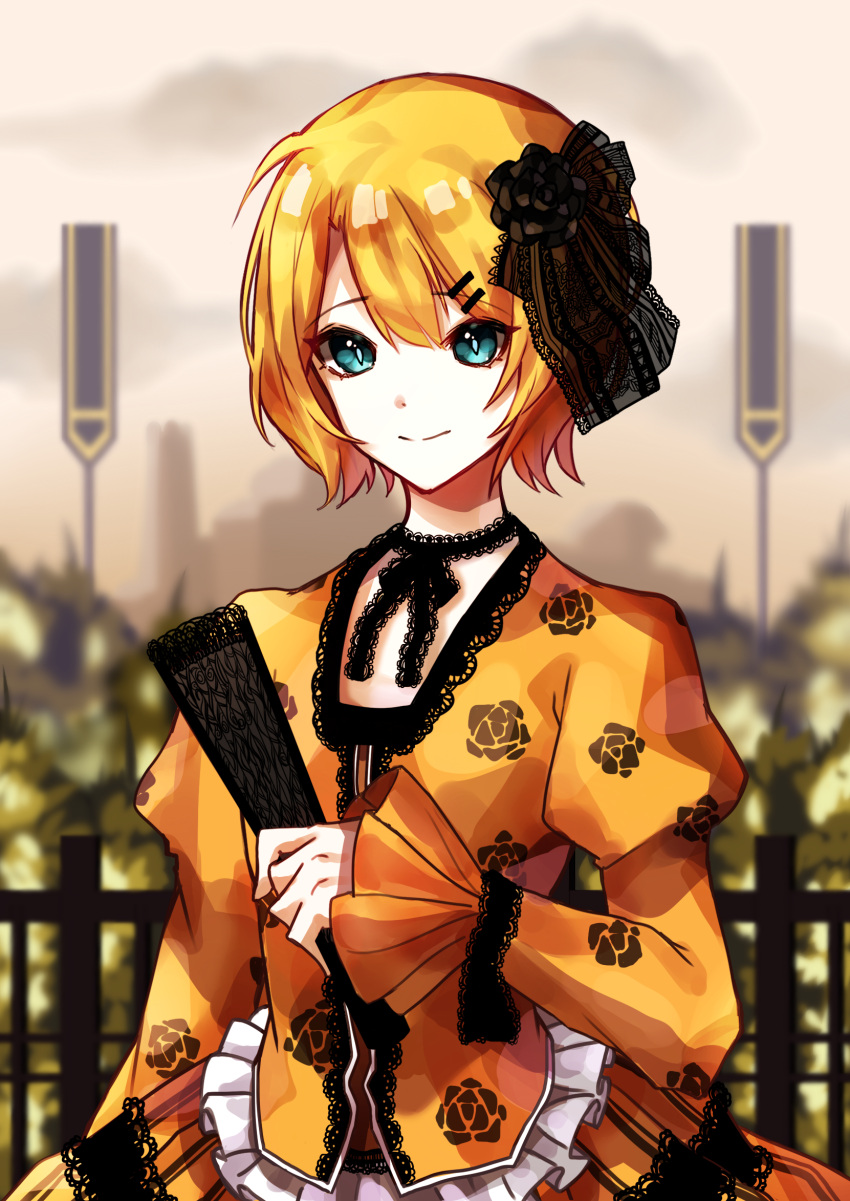 1girl ahoge aku_no_musume_(vocaloid) alternate_costume aqua_eyes bangs banner black_bow black_flower black_ribbon black_rose blonde_hair blurry blurry_background bow bracelet choker closed_fan closed_mouth clouds cloudy_sky day dress evillious_nendaiki eyebrows_visible_through_hair fan flower folding_fan frilled_dress frilled_sleeves frills hair_between_eyes hair_flower hair_ornament hair_ribbon hairclip hand_up highres holding holding_fan jewelry juliet_sleeves kagamine_rin long_sleeves nichya outdoors parted_bangs patterned_clothing puffy_sleeves railing ribbon ribbon_choker riliane_lucifen_d'autriche rose shadow short_hair skirt skirt_set sky sleeves_past_wrists slit_pupils smile solo upper_body vocaloid yellow_dress yellow_skirt